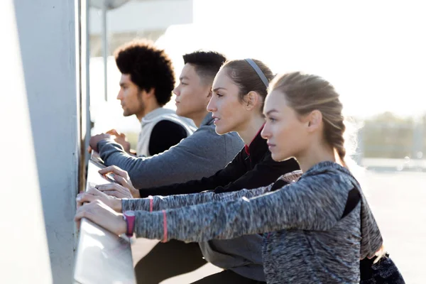 Ritratto di gestire persone che fanno stretching in città . — Foto Stock