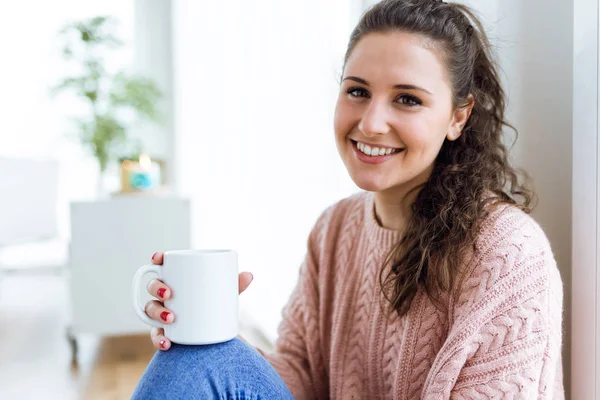 Beautiful young woman drinking coffee at home. — Stock Photo, Image