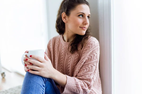 Bella giovane donna che beve caffè a casa. — Foto Stock