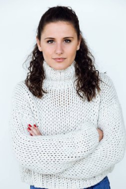 Güzel genç kadın evde kameraya arıyor.