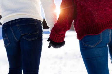 Kış arka plan üzerinde aşık güzel genç Çift.