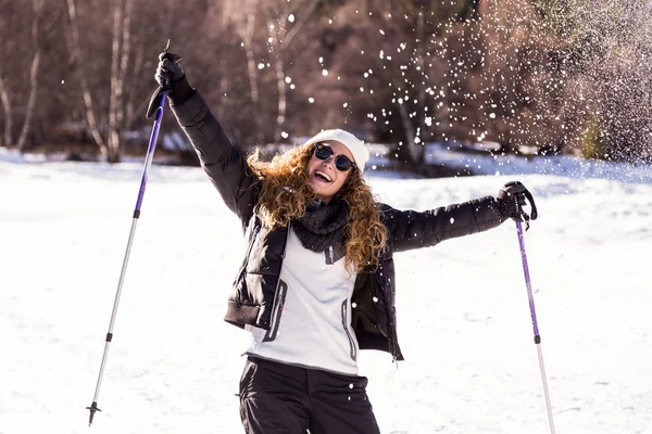Schöne junge Frau hat Spaß über Winter Hintergrund. — Stockfoto