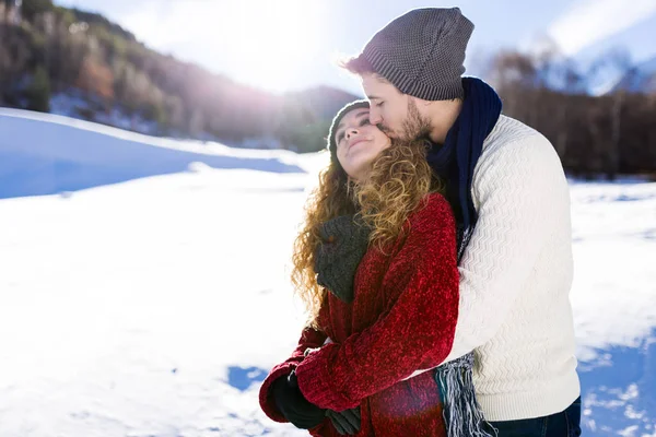 Beau jeune couple amoureux sur fond d'hiver . — Photo