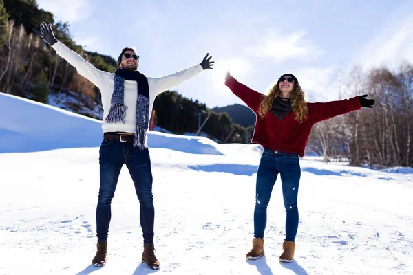 Heureux jeune couple s'amuser sur fond d'hiver . — Photo