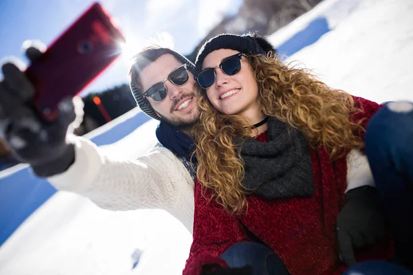 Happy couple prenant selfie par smartphone sur fond d'hiver. — Photo