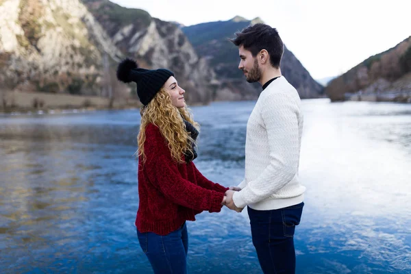 Bella giovane coppia innamorata su sfondo invernale . — Foto Stock