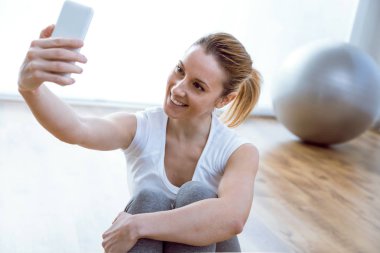 Güzel genç kadın cep telefonu evde kullanma.