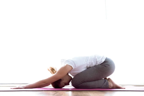 Belle jeune femme en bonne santé faisant de l'exercice à la maison . — Photo