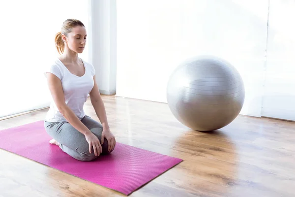 Güzel genç kadın yoga egzersizleri evde yapıyor. — Stok fotoğraf