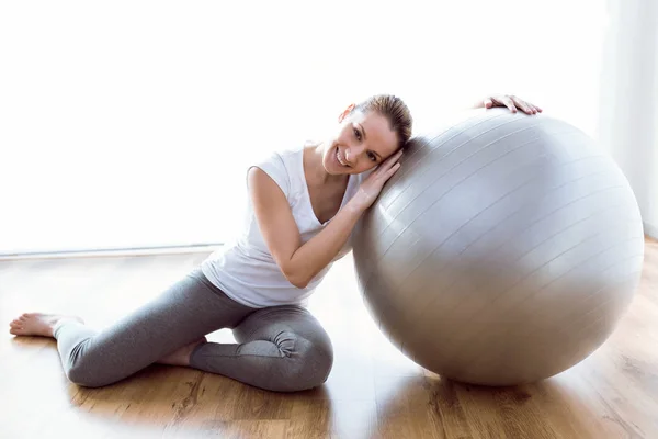 Belle jeune femme en bonne santé faisant de l'exercice avec balle à la maison . — Photo