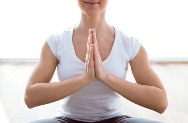 Hermosa joven haciendo ejercicios de yoga en casa . — Foto de Stock