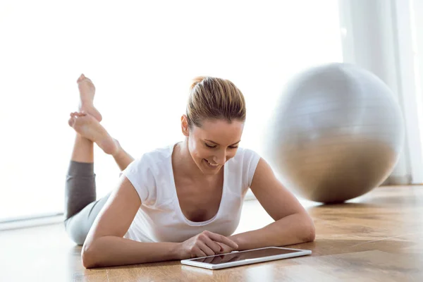 Belle jeune femme utilisant sa tablette numérique à la maison . — Photo