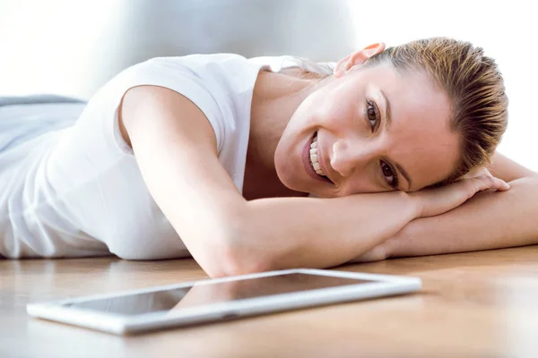 Schöne junge Frau entspannt sich nach einem Training zu Hause. — Stockfoto