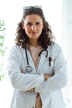 Kendine güvenen kadın doktor kamera istişare bakarak.