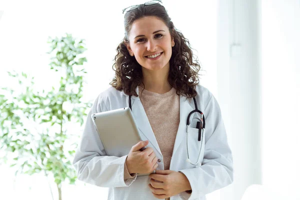 Fiducioso medico femminile guardando la fotocamera nella consultazione . — Foto Stock