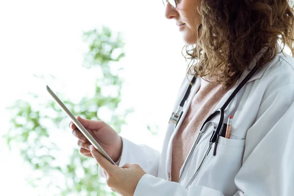 Doctora usando su tableta digital en la consulta . —  Fotos de Stock