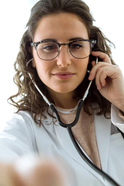 Medico femminile che controlla il battito cardiaco del paziente utilizzando lo stetoscopio . — Foto Stock