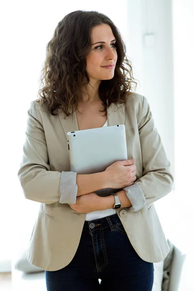 Business young woman posing with her digital tablet in the offic — Stock Photo, Image