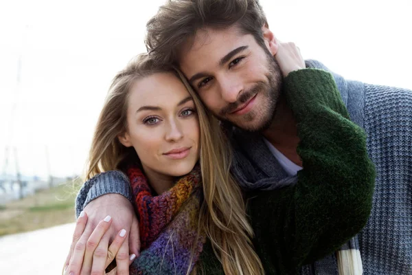 Belo jovem casal apaixonado em um inverno frio na praia . — Fotografia de Stock