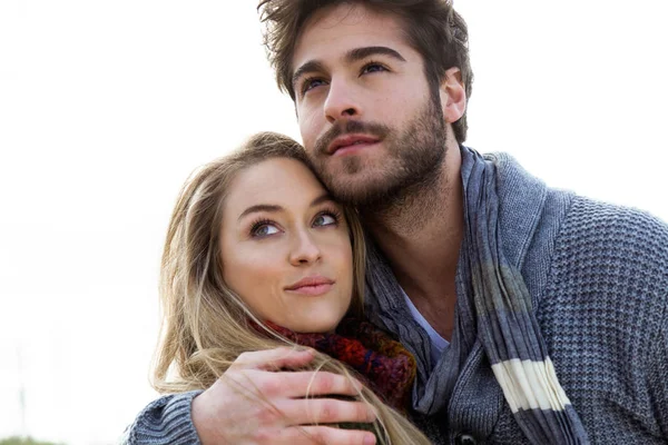 Belo jovem casal apaixonado em um inverno frio na praia . — Fotografia de Stock