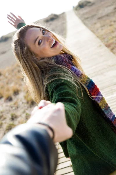 Happy young couple enjoying the day in a cold winter on the beach. — Stock Photo, Image