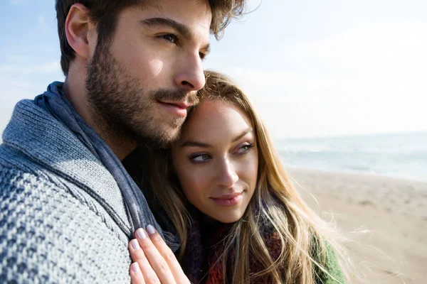 Bella giovane coppia innamorata in un inverno freddo sulla spiaggia . — Foto Stock