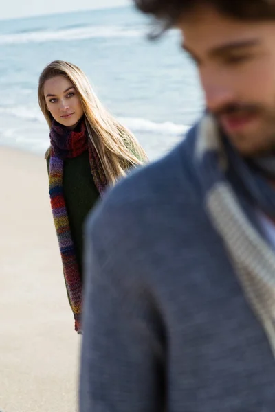 Красивая молодая пара влюблена в холодную зиму на пляже . — стоковое фото