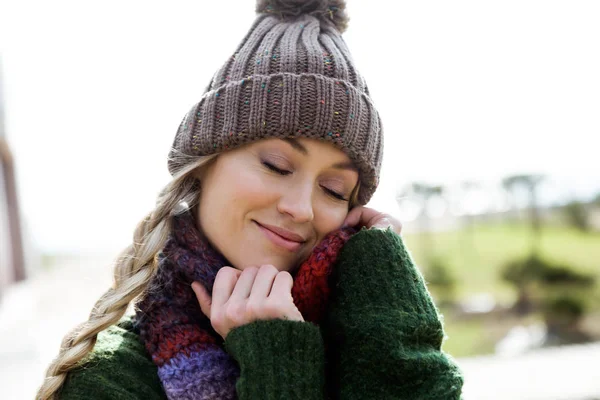 Bella giovane donna in posa in un inverno freddo sulla spiaggia . — Foto Stock