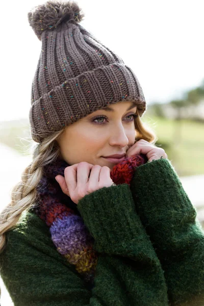 해변에서 포즈를 취하는 추운 겨울에 아름 다운 젊은 여자. — 스톡 사진