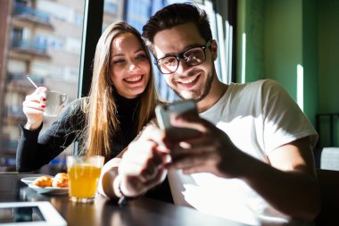 Bir mola süresi kahve güzel genç Çift.