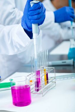 Konsantre bilim adamı yapım deney laboratuvar. 