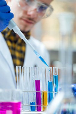 Konsantre bilim adamı yapım deney laboratuvar. 