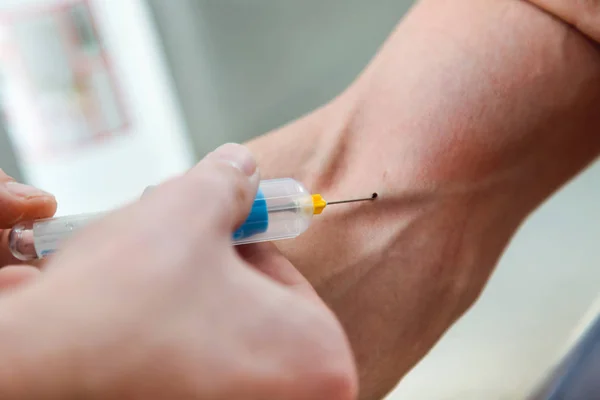 Medizintechnologe macht Blutabnahme für Patienten. — Stockfoto