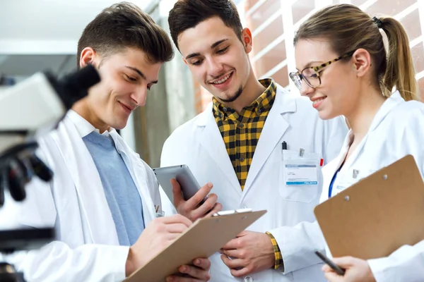 Team di giovani scienziati professionisti che lavorano in laboratorio . — Foto Stock