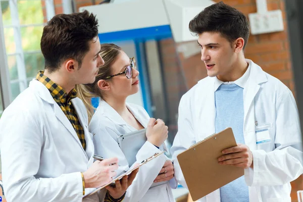 Équipe de jeunes scientifiques professionnels travaillant en laboratoire . — Photo