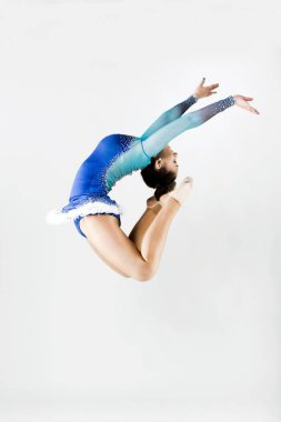 Egzersiz yaparak güzel jimnastikçi atlet. Beyaz izole.