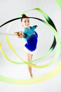 Kurdele ile egzersiz yaparak güzel jimnastikçi atlet. Beyaz izole.