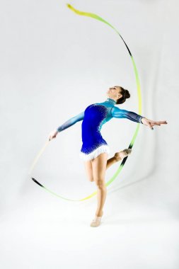 Kurdele ile egzersiz yaparak güzel jimnastikçi atlet. Beyaz izole.