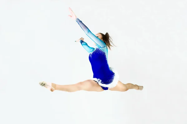 Hermoso atleta gimnasta haciendo ejercicio. Aislado sobre blanco . — Foto de Stock