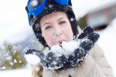 Kış arka plan üzerinde eğleniyor güzel genç kadın.
