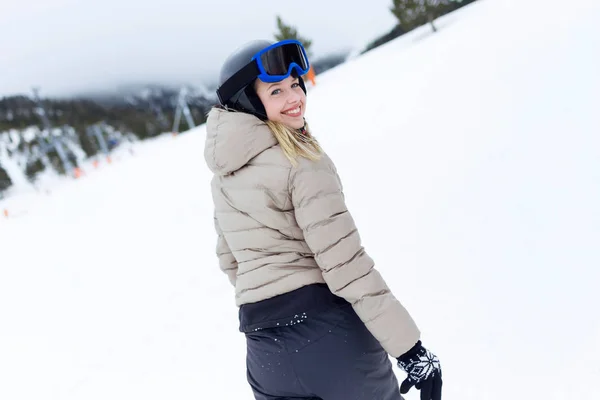 Hermosa mujer joven divirtiéndose sobre fondo de invierno . — Foto de Stock
