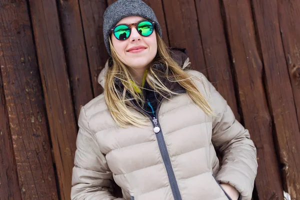 Sorridente bella giovane donna in inverno . — Foto Stock