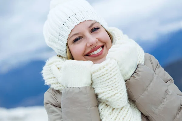 Lächelnde schöne junge Frau im Winter. — Stockfoto