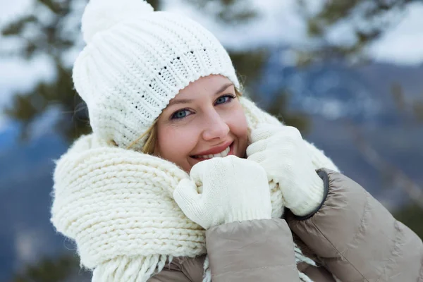 Lächelnde schöne junge Frau im Winter. — Stockfoto