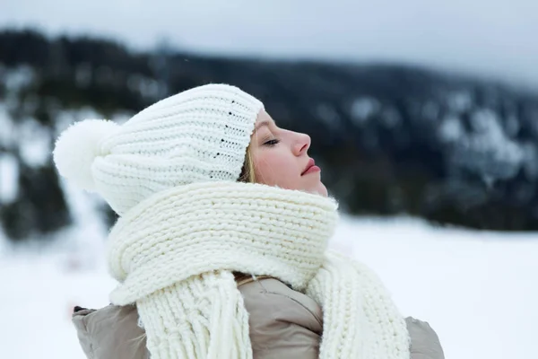 Sonriendo hermosa mujer joven en tiempo de invierno . — Foto de Stock