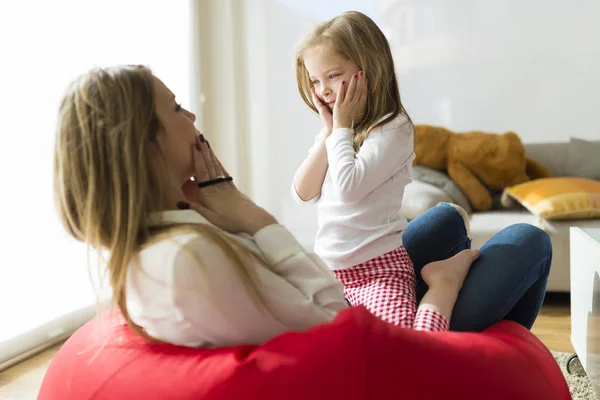 Moeder met haar dochter plezier thuis. — Stockfoto