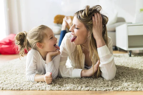 Mãe com sua filha se divertindo em casa . — Fotografia de Stock