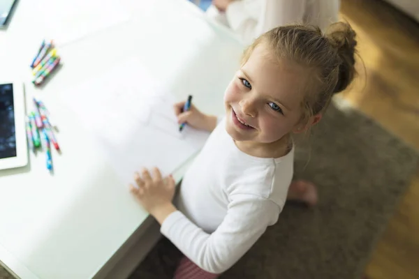 Criança desenho com lápis de cera em casa . — Fotografia de Stock
