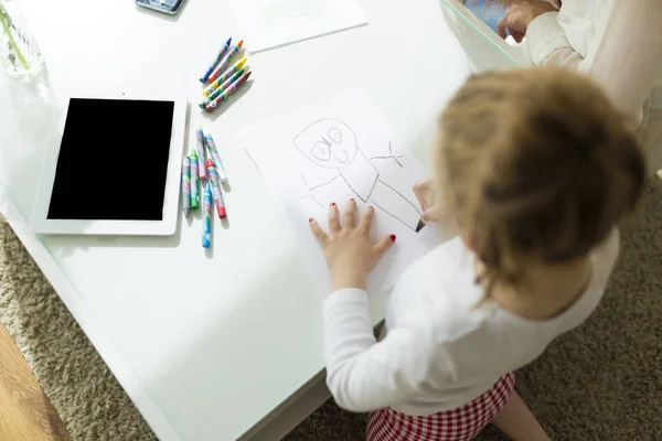 Дитячий малюнок з олівцями в домашніх умовах . — стокове фото