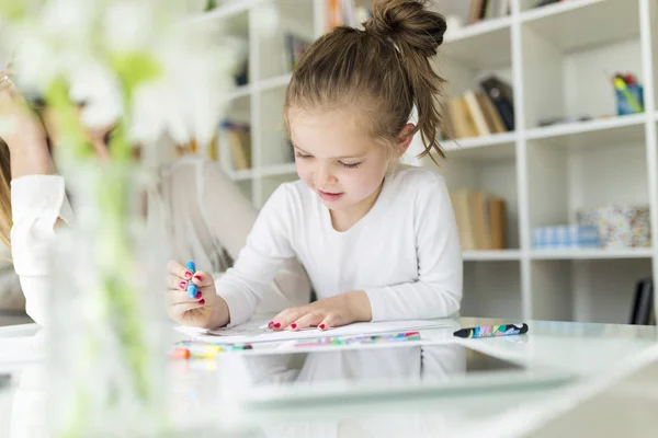 Bela mãe com sua filha desenho com lápis de cera em casa . — Fotografia de Stock